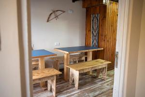 Habitación con bancos, mesa, mesa y bancos en Holger sofus en Ushuaia