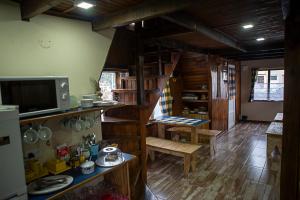 uma sala de estar com uma escada numa casa em Holger sofus em Ushuaia