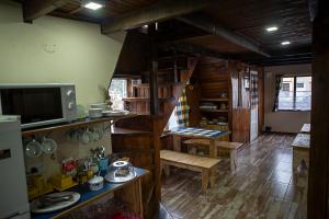una sala de estar con una escalera en una casa en Holger sofus en Ushuaia