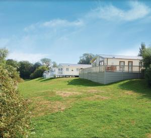 un gran patio con una casa al fondo en Vacation Escape - Valley Farm -Clacton-on-sea - Holiday Park en Clacton-on-Sea