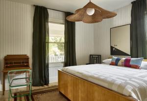 ein Schlafzimmer mit einem Bett und einem Fenster in der Unterkunft Blind Tiger Asheville in Asheville