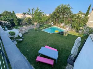 Basen w obiekcie Maison moderne Avignon 6 pers lub w pobliżu