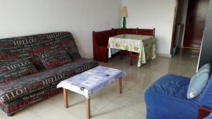 ラ・グランド・モットにあるResidence Acapulcoのリビングルーム(ソファ、テーブル付)