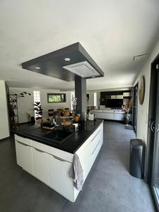 een keuken met een zwart aanrecht in een kamer bij Grand appartement de 119m2 avec jardin de 219m2 in Quimper