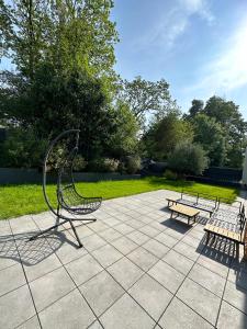 een paar banken op een patio bij Grand appartement de 119m2 avec jardin de 219m2 in Quimper