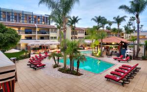 una piscina resort con tumbonas y un hotel en Atrium Hotel Orange County en Irvine