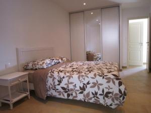 a bedroom with a bed and a table in it at Rez de villa, 2 pièces, 2 à 4 pers, à 250 m plage et centre-ville in Cavalaire-sur-Mer