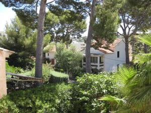 uma vista para a casa a partir do jardim em Rez de villa, 2 pièces, 2 à 4 pers, à 250 m plage et centre-ville em Cavalaire-sur-Mer