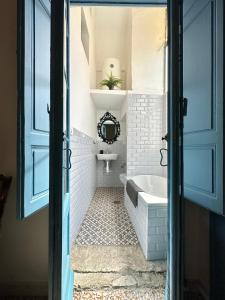ein Badezimmer mit einer Badewanne, einem WC und einem Waschbecken in der Unterkunft Spacious Palazzo w/epicTerrace+sea view, n/Piazza in Ostuni