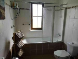 德藍善波的住宿－Lakeside House in Drumshanbo，带淋浴和卫生间的浴室