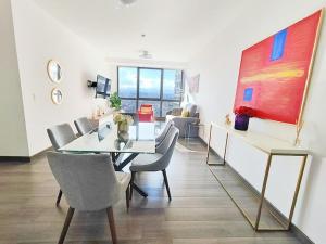 una sala da pranzo con un tavolo e alcune sedie di Emilia MaiaHome-2BD Amazing view in Polanco -Pool Gym SPA a Città del Messico