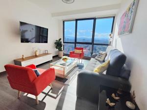 un soggiorno pieno di mobili e una grande finestra di Emilia MaiaHome-2BD Amazing view in Polanco -Pool Gym SPA a Città del Messico