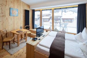 TV a/nebo společenská místnost v ubytování Hotel Goldener Adler - im Sommer Silvretta Card Premium inkludiert