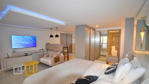 - une chambre avec un grand lit et un salon dans l'établissement Seaflats Iate Plaza Hotel, à Fortaleza