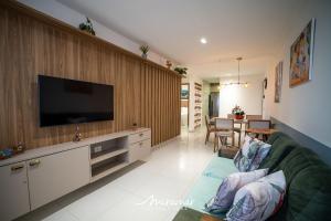 Μια τηλεόραση ή/και κέντρο ψυχαγωγίας στο Apartamento com Vista p/o Mar-Cabo Branco