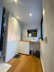 Kuchnia lub aneks kuchenny w obiekcie Maison moderne Avignon 6 pers