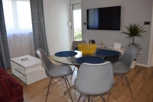 Televízia a/alebo spoločenská miestnosť v ubytovaní Apartman Oneum