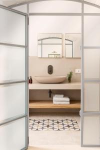 ein Bad mit einem Waschbecken und einem Spiegel in der Unterkunft Masseria Auraterrae in Polignano a Mare