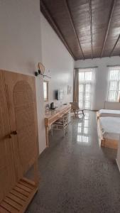 1 dormitorio con 1 cama y escritorio en una habitación en Eden Selene Hotel, en Ayvalık