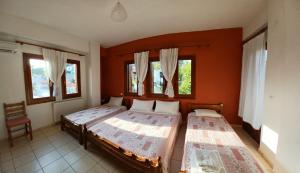 Postel nebo postele na pokoji v ubytování Maravelias Rooms