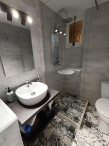 La salle de bains est pourvue d'un lavabo et de toilettes. dans l'établissement Helena's house, à Ermoúpoli