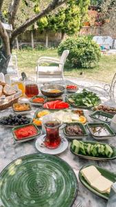 una mesa con muchos platos de comida. en Eden Selene Hotel, en Ayvalık