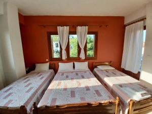 Postel nebo postele na pokoji v ubytování Maravelias Rooms