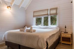 拉安戈斯圖拉鎮的住宿－BOG Carileufu，一间卧室配有一张床,上面有两条毛巾