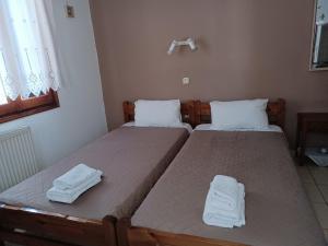 Postel nebo postele na pokoji v ubytování Maravelias Rooms