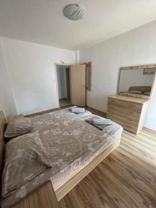 ソゾポルにあるOver the Bay Villas - Sozopolのベッドルーム(大型ベッド1台、鏡付)