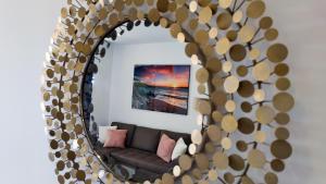 um espelho numa sala de estar com um sofá em SUNSET WAVES relax apartment em Benidorm mais 33 fotografias