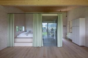 En eller flere senge i et værelse på Das Baumhaus