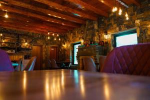 HANI CEPIT في Librazhd: غرفة طعام مع طاولة وكراسي خشبية