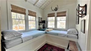 a bedroom with two beds and two windows at Lake Perch in Lakeside