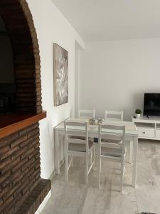 Телевизор и/или развлекательный центр в Jardines Apartment