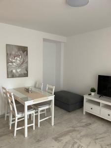Телевизор и/или развлекательный центр в Jardines Apartment