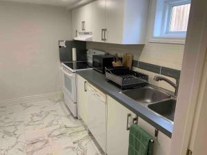 A kitchen or kitchenette at Luxury 2 Bedroom House