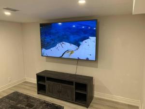 A television and/or entertainment centre at Luxury 2 Bedroom House
