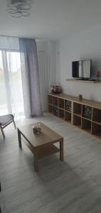 een woonkamer met een salontafel voor een raam bij Joy Apartments in Mangalia