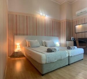 - une chambre avec un grand lit et des serviettes dans l'établissement Roger's Hotel, à Ruse