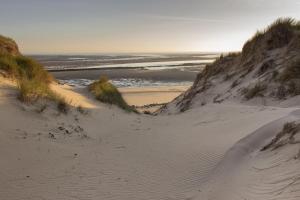 - une plage de sable avec vue sur l'océan dans l'établissement Logement 5 kms de Berck plage, à Verton