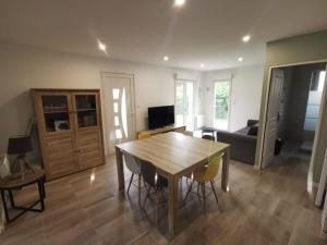 a living room with a wooden table and chairs at Logement 5 kms de Berck plage in Verton