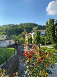 a view of a yard with houses and flowers at Rooms and apartmants Mirovic in Kolašin