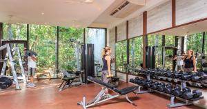 - une salle de sport avec de grandes fenêtres et une salle de sport réservée aux femmes dans l'établissement Condominio en la Riviera Maya, à Akumal