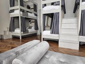 The Host في بارما: غرفة بها أربعة أسرة بطابقين وأريكة