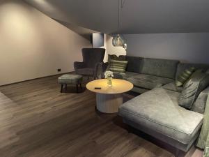 Olden apartments 3, penthouse. في أولدن: غرفة معيشة مع أريكة وطاولة