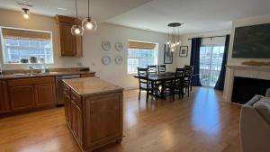 een keuken en een woonkamer met een tafel en stoelen bij Postcard Perfect in New Buffalo