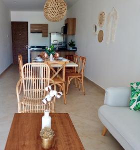 uma sala de estar com uma mesa e um sofá em Condominio en la Riviera Maya em Akumal