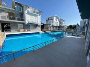 una gran piscina en medio de un edificio en ANTALYA BELeK MERMAİD VİLLAS, en Belek