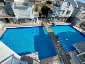 una vista aérea de una piscina en un edificio en ANTALYA BELeK MERMAİD VİLLAS, en Belek
